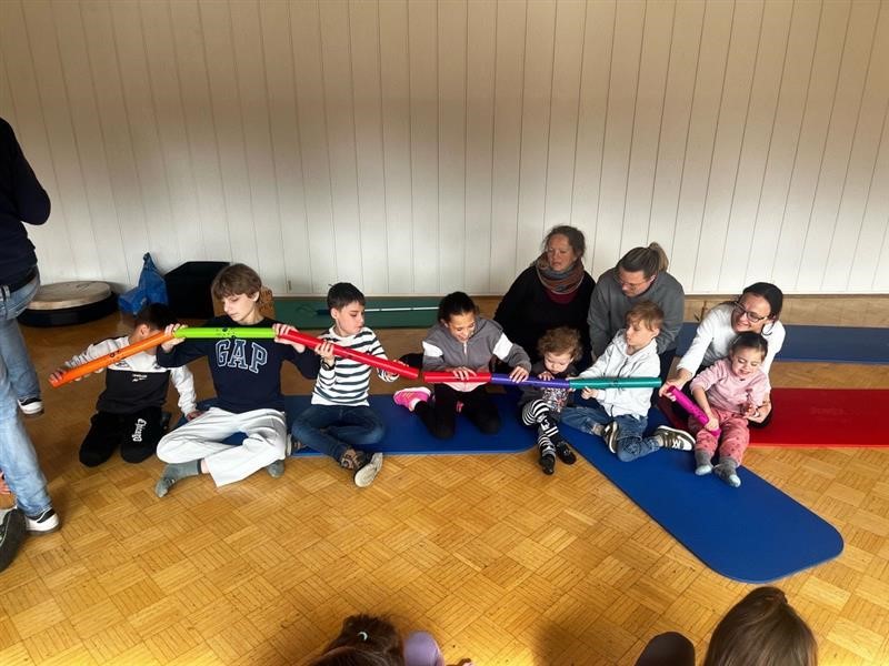 Besuch blinder Kinder in der TVA-Halle