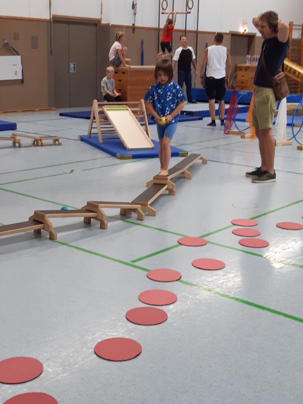 Kindersportschule Aktionstag Krperbeherrung beim Balancieren Bild bearb