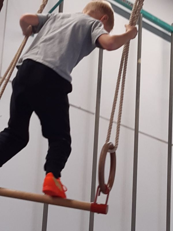Kindersportschule Aktionstag Mutprobe am Trapez 2 Bild bearb