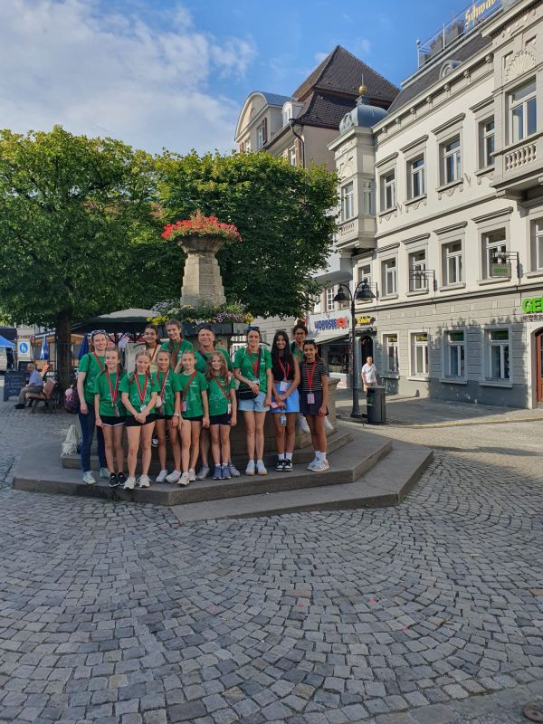 Team am Brunnen