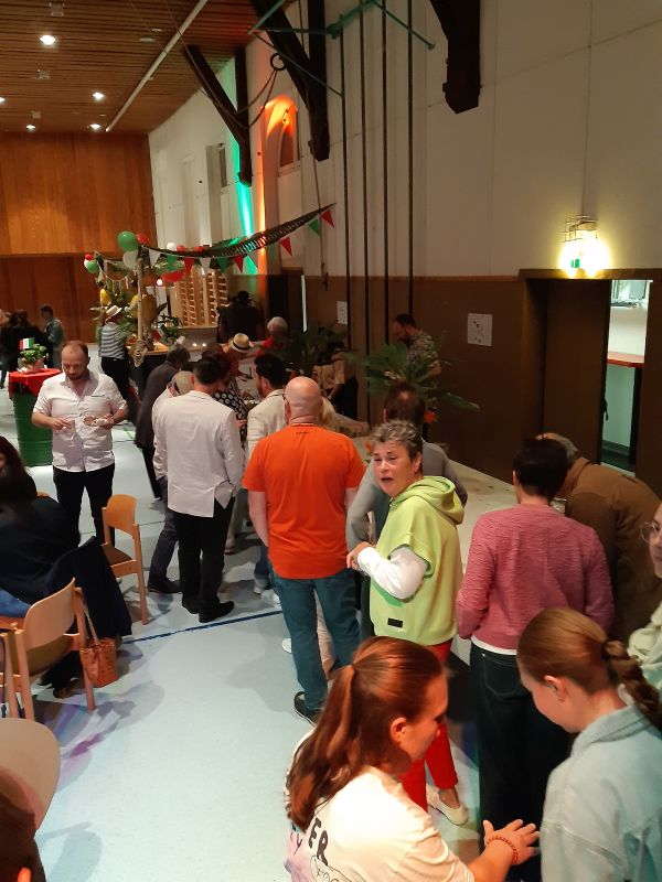 Anstehen beim Nachtisch bearb